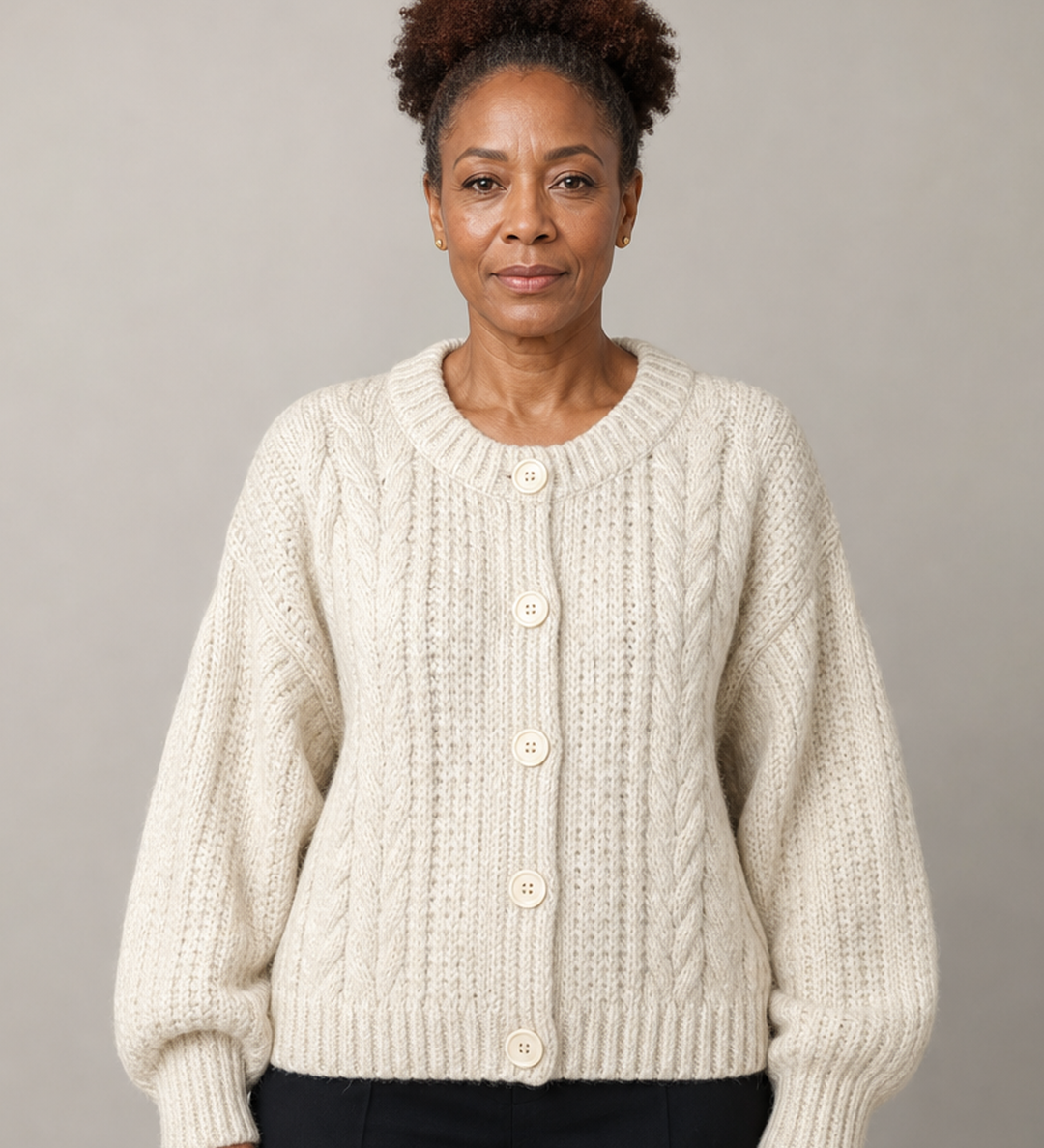 Jeannette | Lyhyt palmikkoneuletakki napituksella