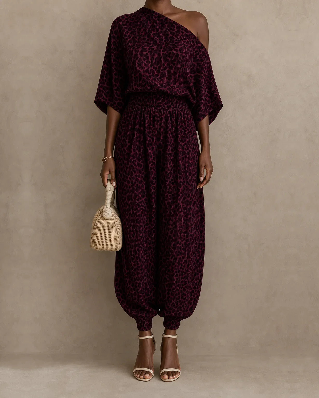 Nadia | Leopardikuvioinen olkapäät paljastava mekko