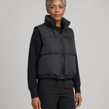 Carina | Lyhyt tikattu toppaliivi pystykauluksella
