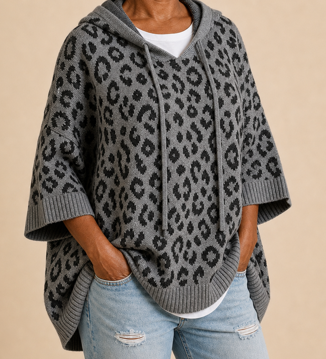 Emilia | Eläinkuvioinen neulottu hupullinen poncho