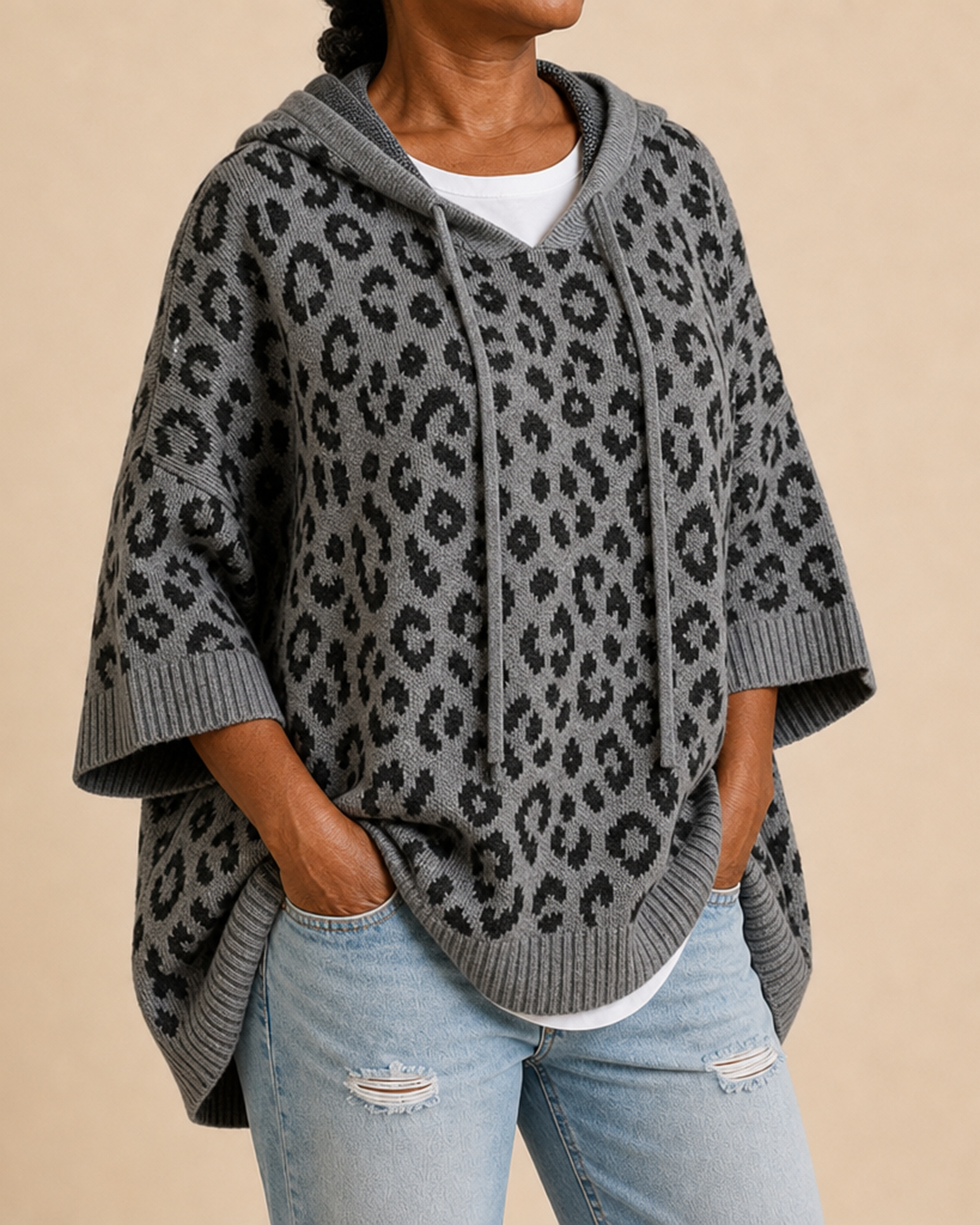 Emilia | Eläinkuvioinen neulottu hupullinen poncho