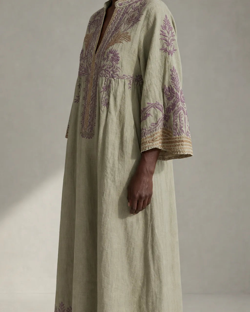 Ondine | Vintage-henkinen kirjailtu kaftaanimekko