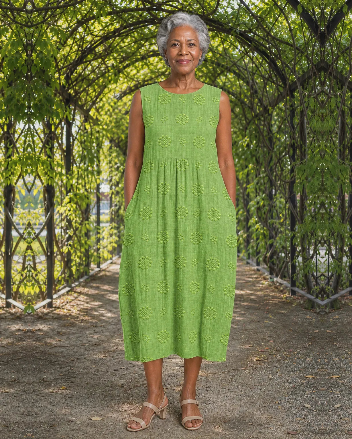 Ebony | Elegantti hihaton mekko