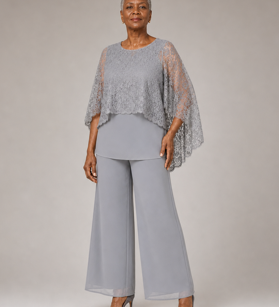 Lace | Morsiamen äidin housupuku pitsiviitalla