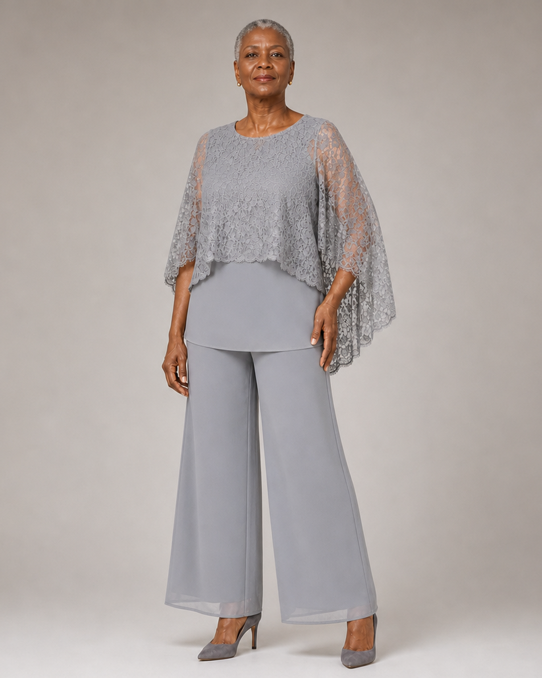 Lace | Morsiamen äidin housupuku pitsiviitalla