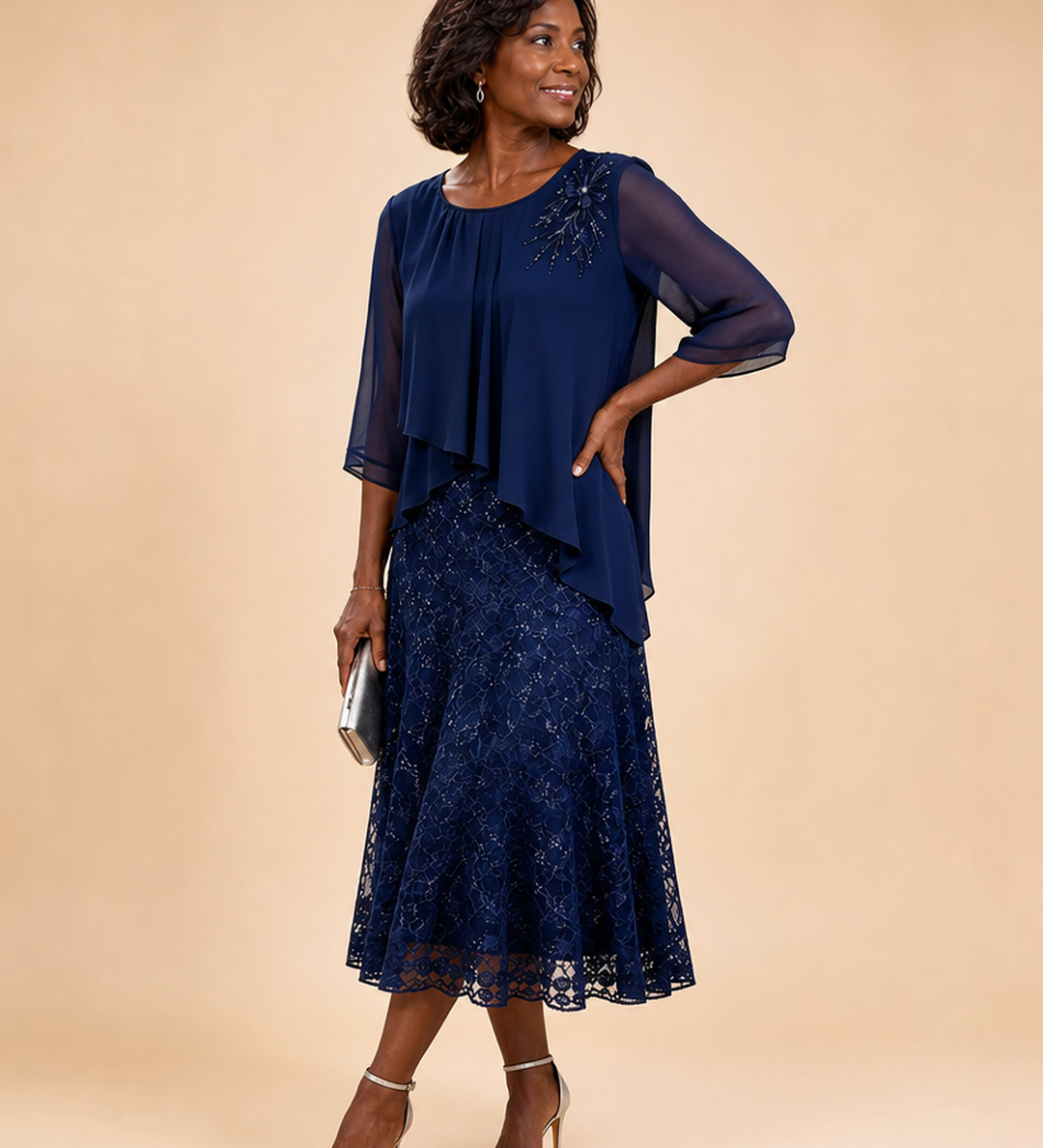 Lace | Morsiamen äidin sifonkimekko pitsikerroksella