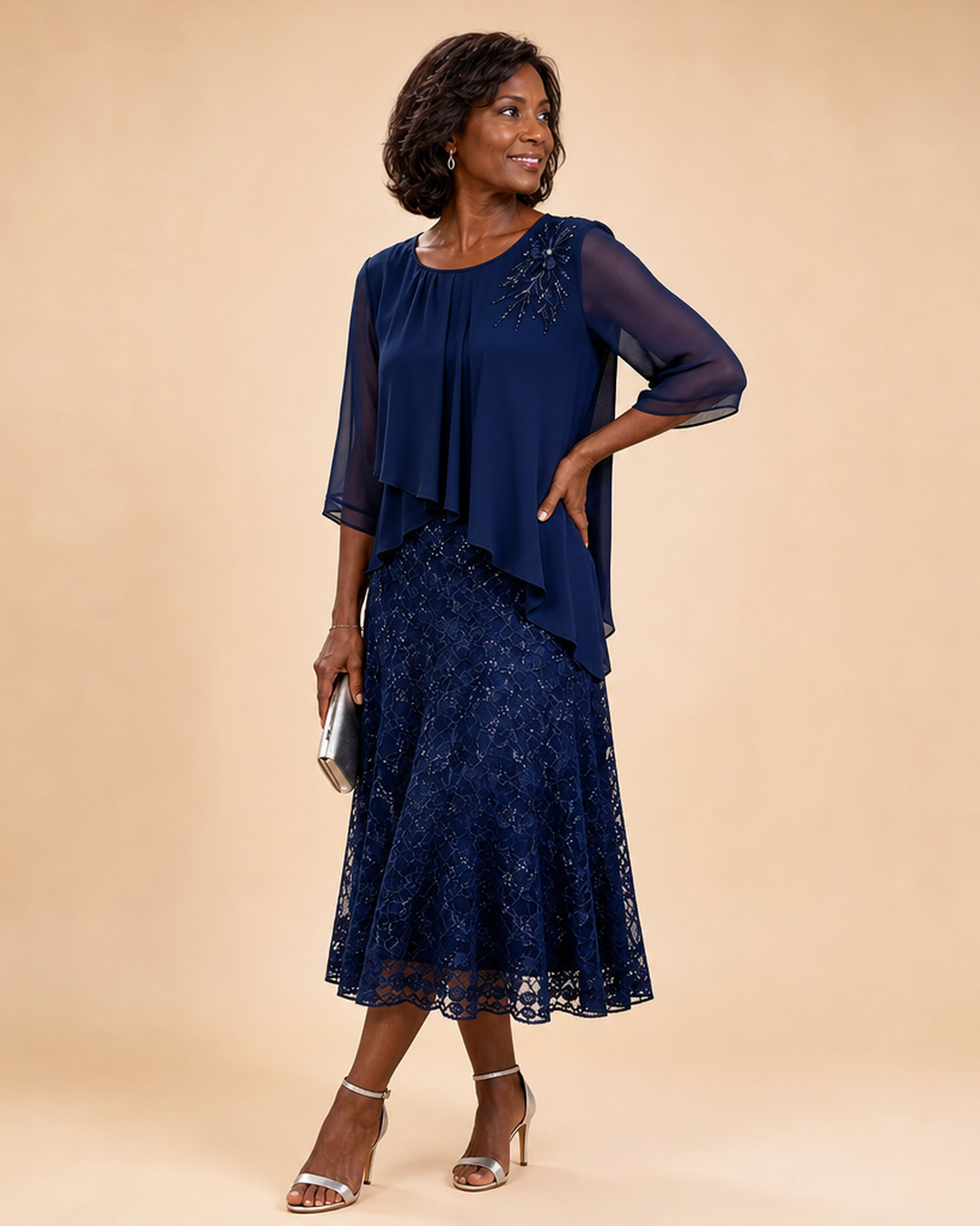Lace | Morsiamen äidin sifonkimekko pitsikerroksella