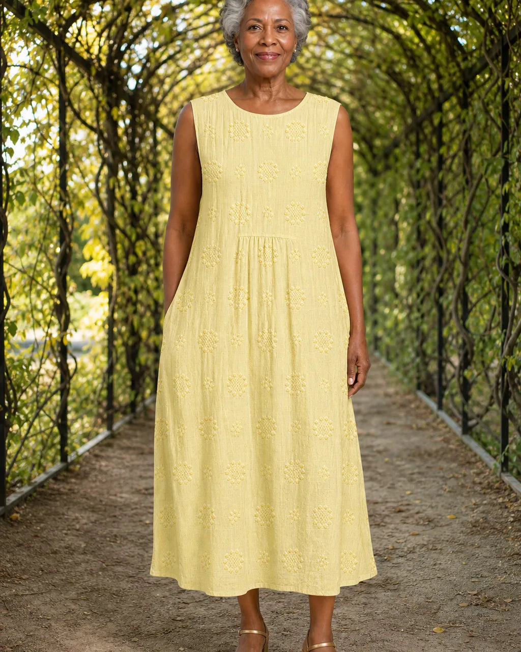 Ebony | Elegantti hihaton mekko