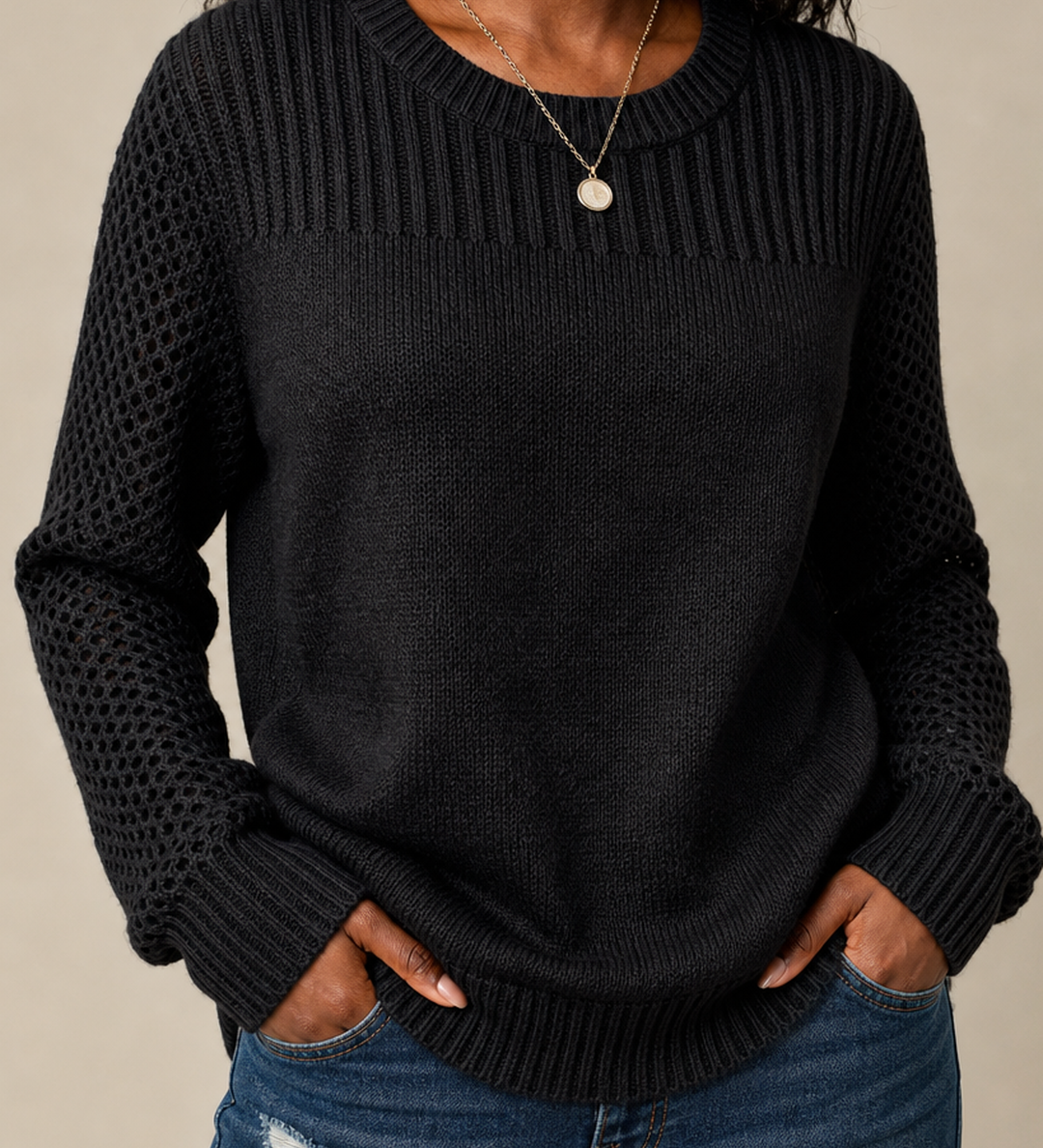 Carolyn | Neule kuvioiduilla reikäneulehihoilla