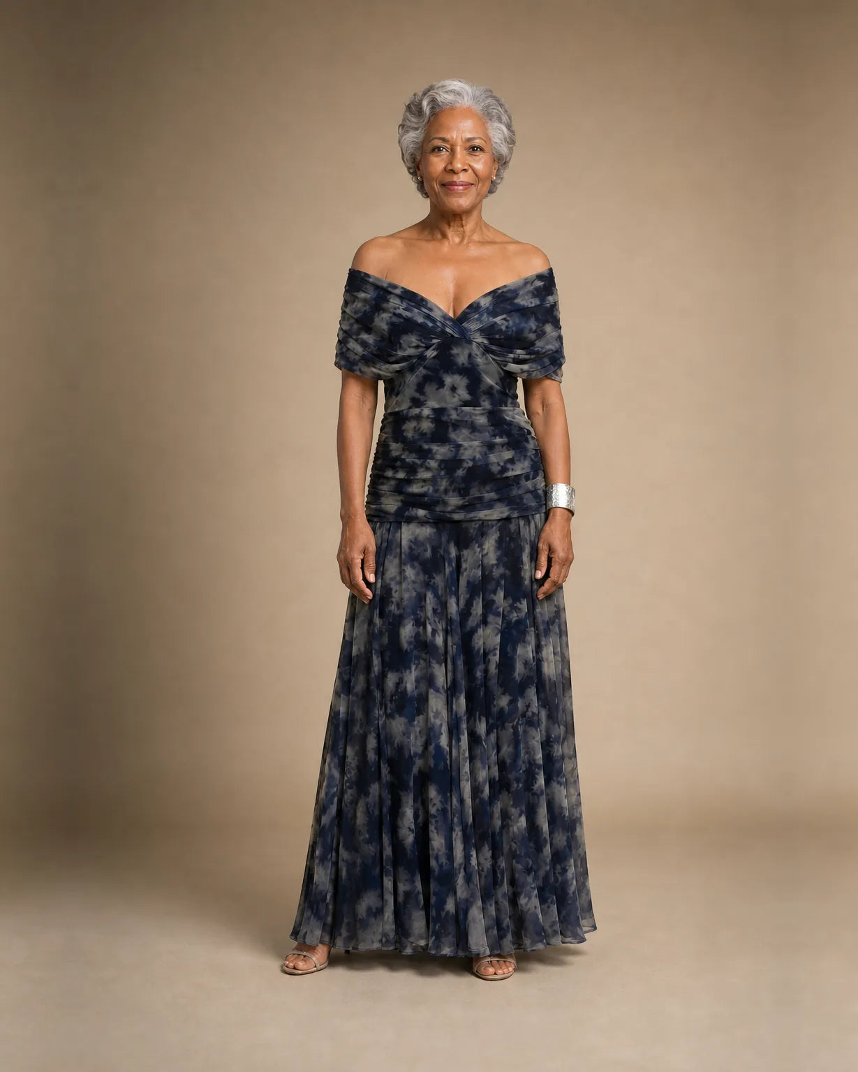 Imani | Elegantti laskeutuva mekko