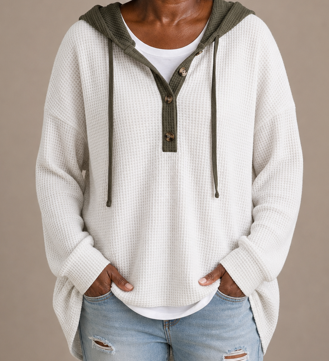 Irma | Neulottu hupullinen poncho napeilla