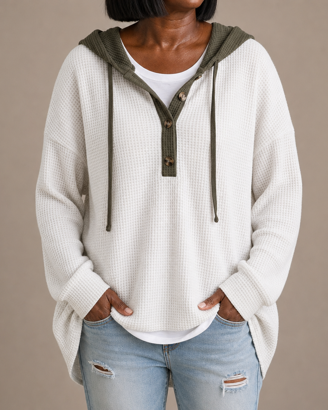Irma | Neulottu hupullinen poncho napeilla